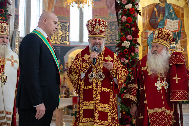 Павел Захаров награждается орденом Сергия Радонежского I степени